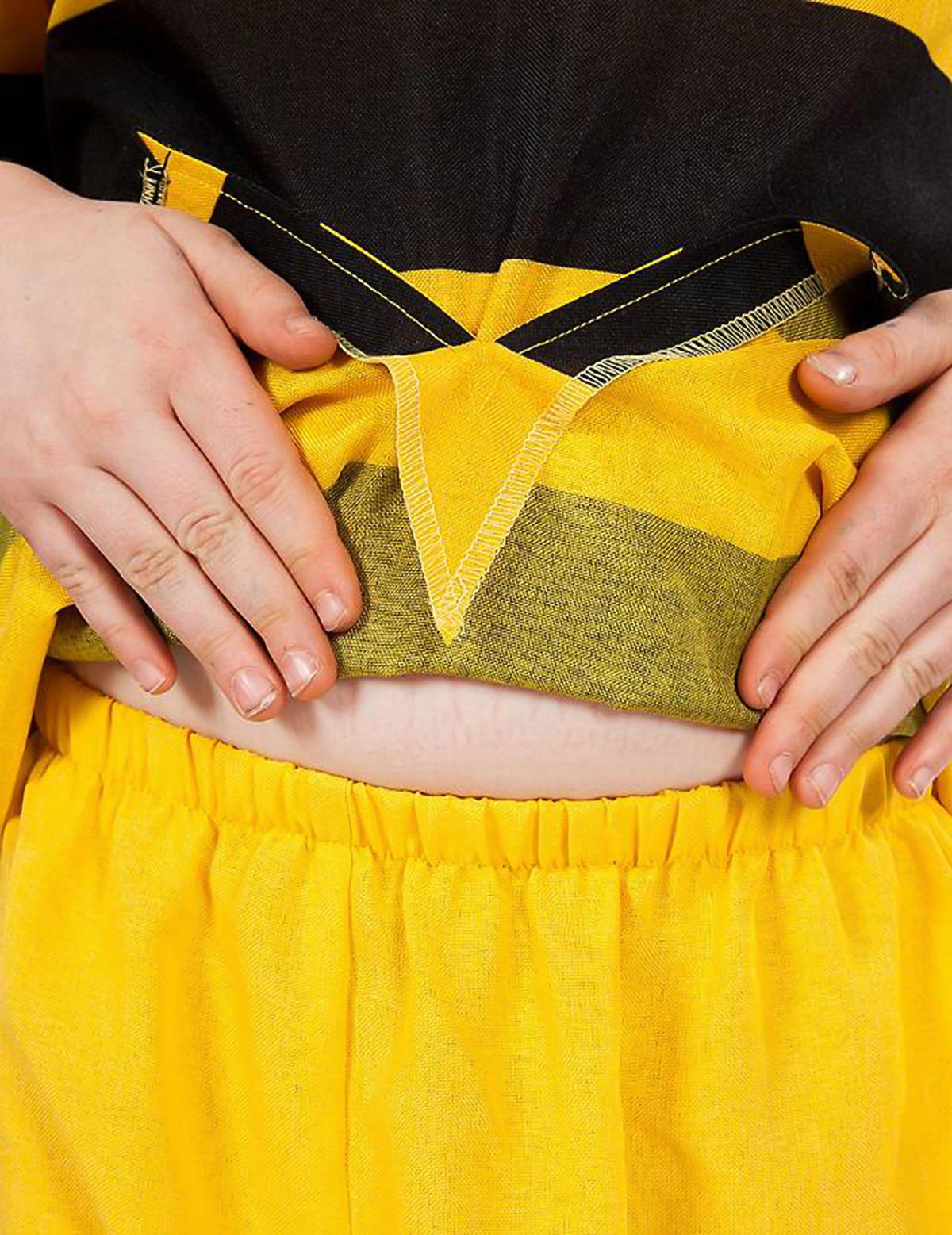 Détail de la taille élastique du pantalon du déguisement de Dalton pour garçon