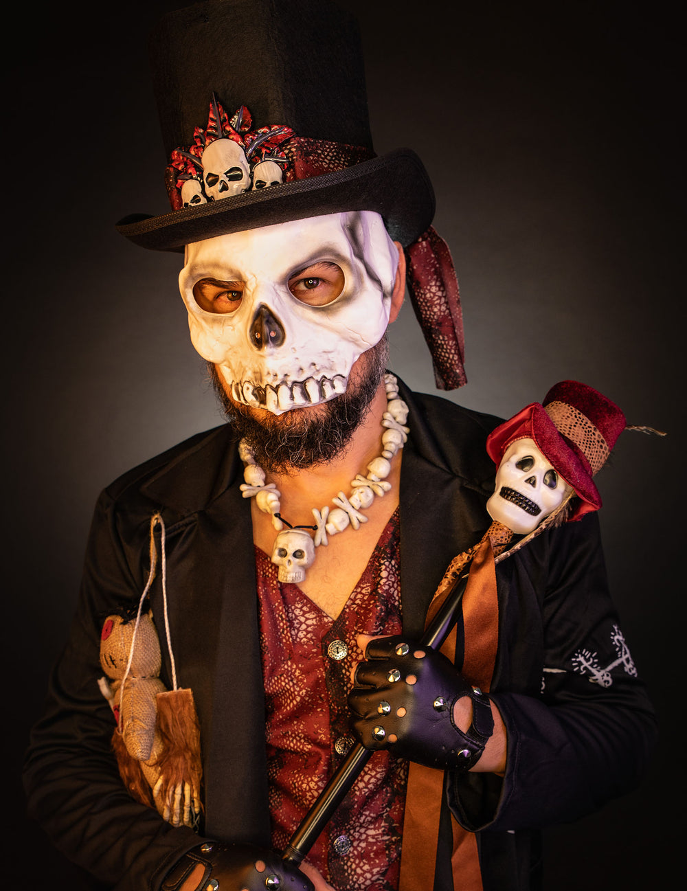 Gros plan sur le masque et le chapeau du déguisement de prêtre vaudou luxe