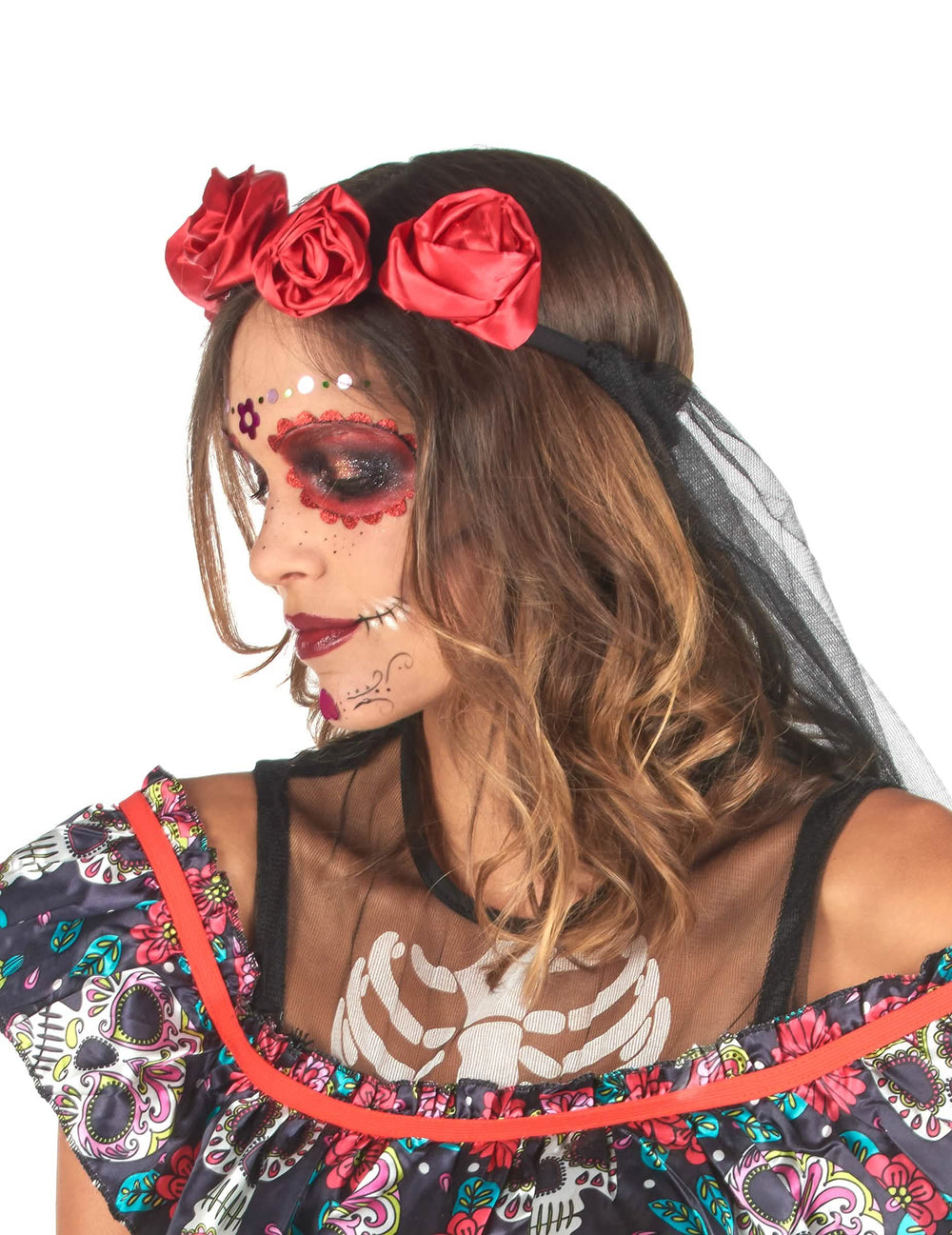 Stranski pogled na šminko in naglavni obroč z rožami kostuma Dia de los Muertos za žensko