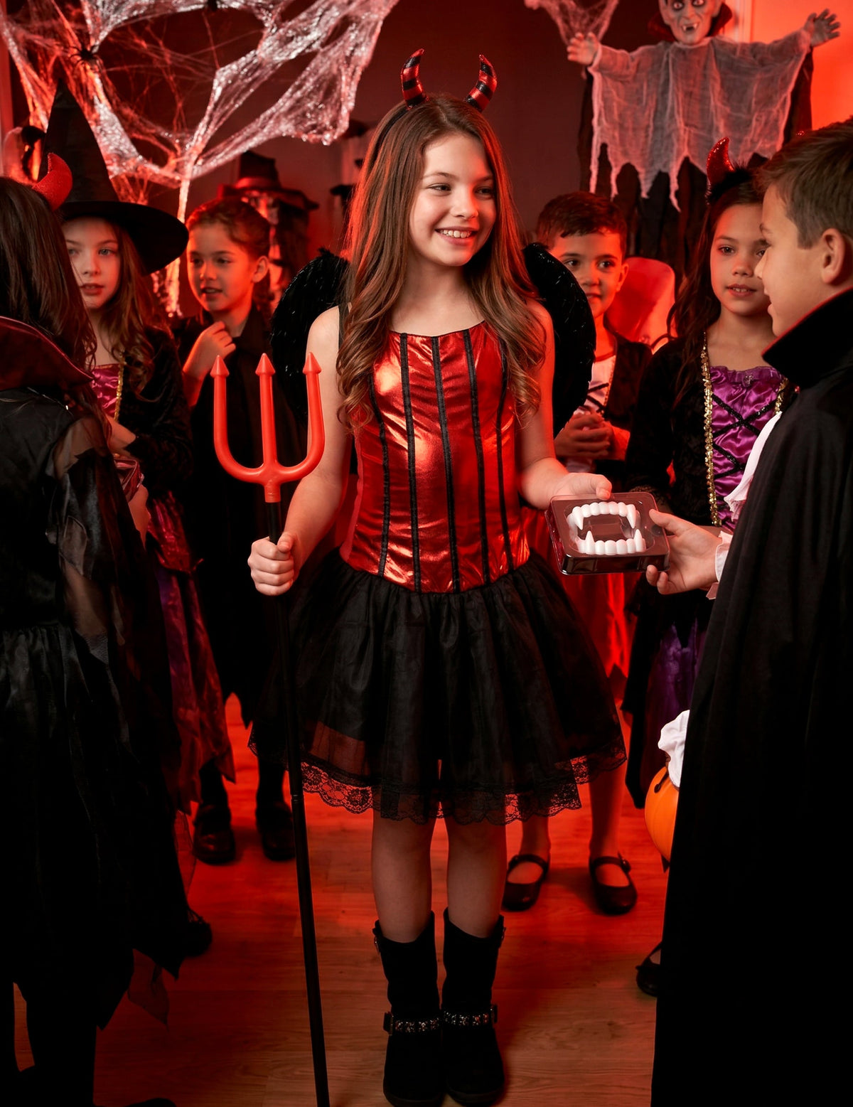 Mise en situation d'Halloween du déguisement diablesse avec ailes