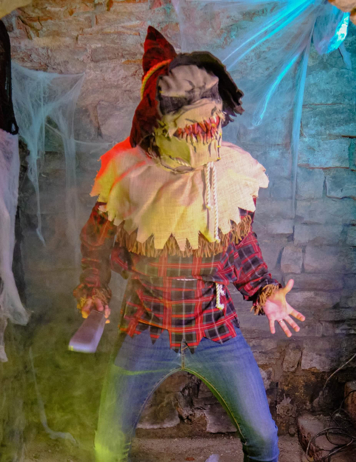 Prizor z nožem za kostum strašila z luksuzno masko