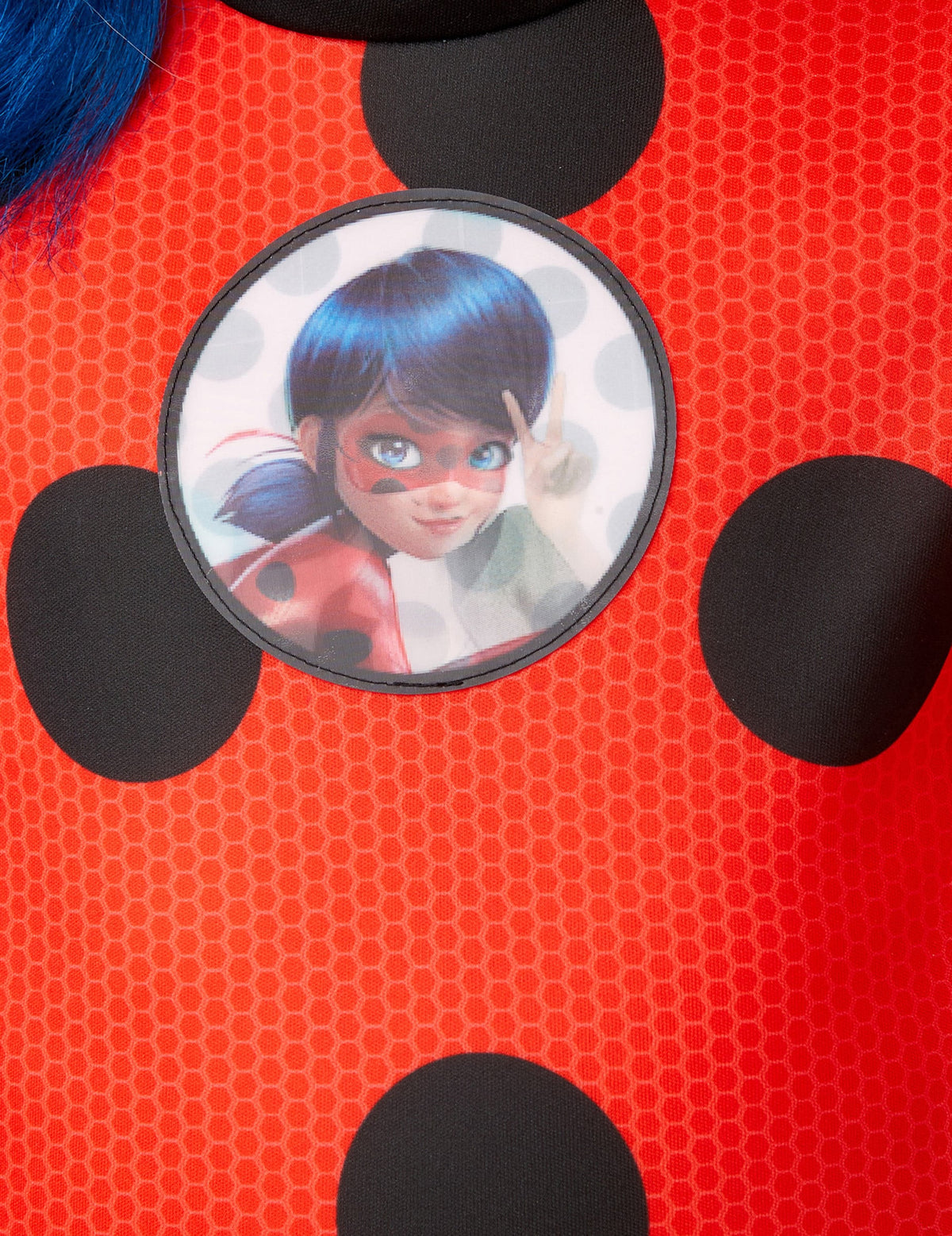 Détail de l'écusson du déguisement et masque Miraculous Ladybug