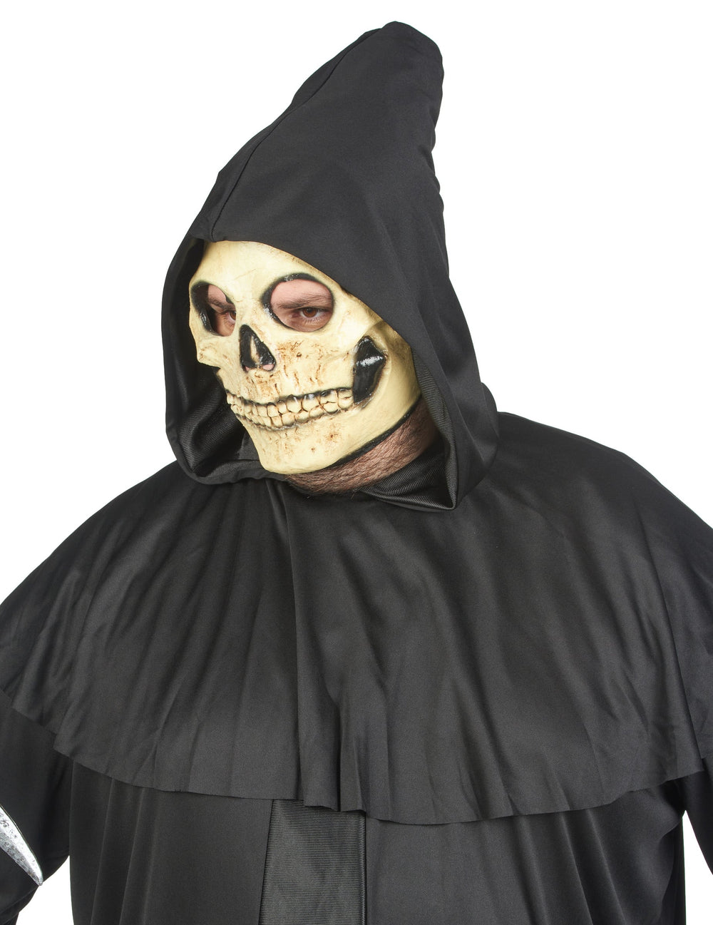 Gros plan sur le masque et la capuche du déguisement de faucheuse