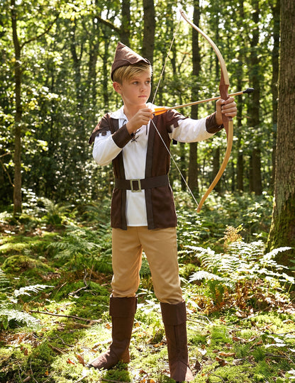 Enfant avec l'arc et la flèche du déguisement garçon des bois