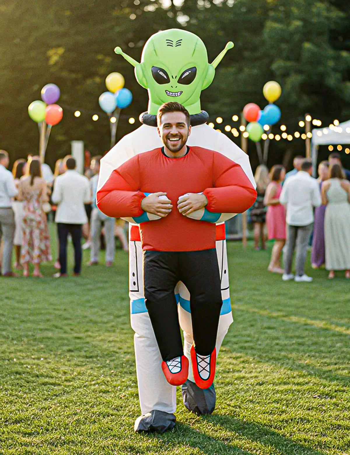 Vue de face du déguisement gonflable porté par un extraterrestre adulte