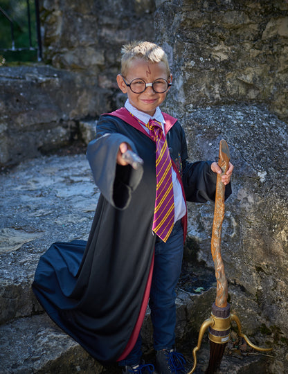 Mise en situation avec le balai du déguisement Harry Potter™ pour enfant