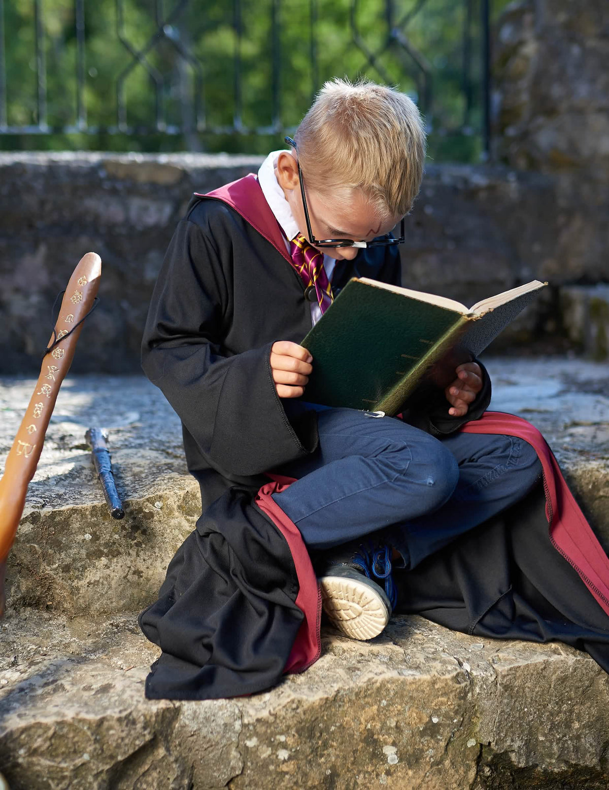 Prikaz z knjigo in čarobno palico preobleke Harry Potter™ za otrok