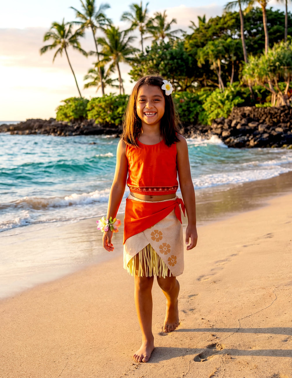 Vue en situation sur la plage du déguisement Hawaï pour fille