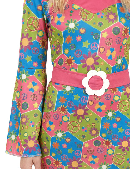 Gros plan sur la ceinture et les motifs du déguisement hippie à fleurs