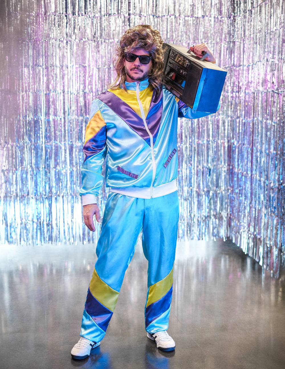 Mise en situation avec boombox du déguisement jogging années 80 pour adulte