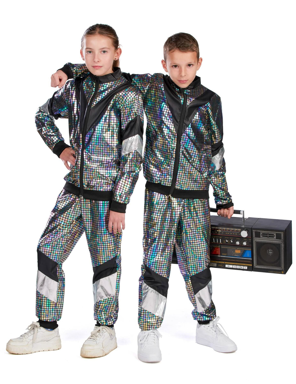 Mise en situation en duo avec poste radio du déguisement jogging disco années 80 adolescent