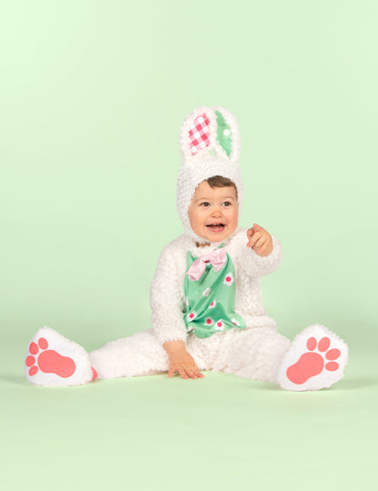 Bébé assis pointant du doigt du déguisement de lapin pour bébé