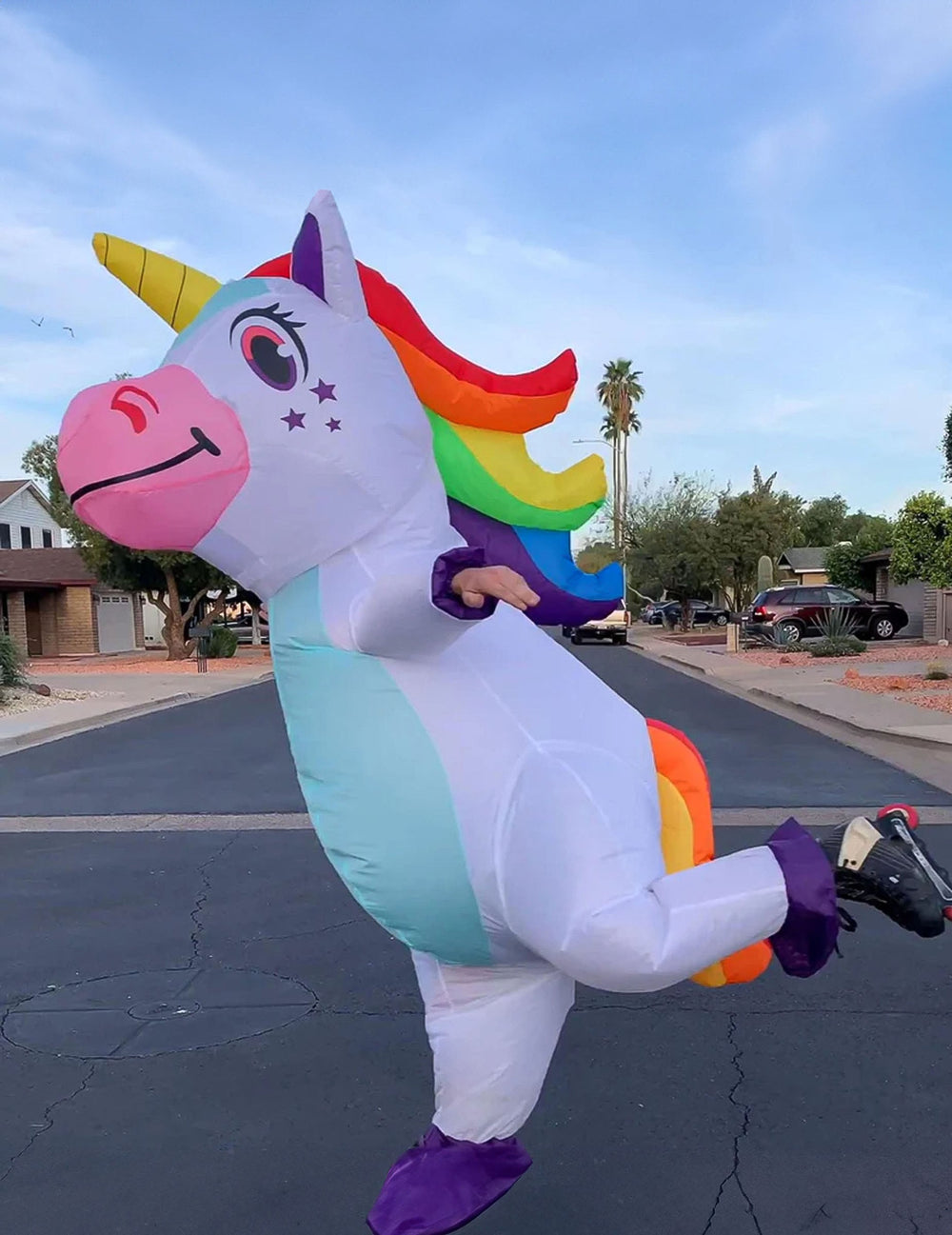 Vue de profil du déguisement licorne gonflable géante pour adulte