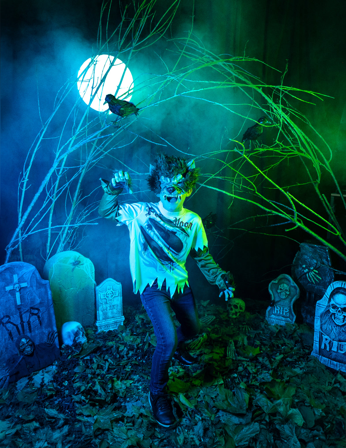 Mise en scène dans un décor de cimetière du déguisement de loup-garou pour enfant