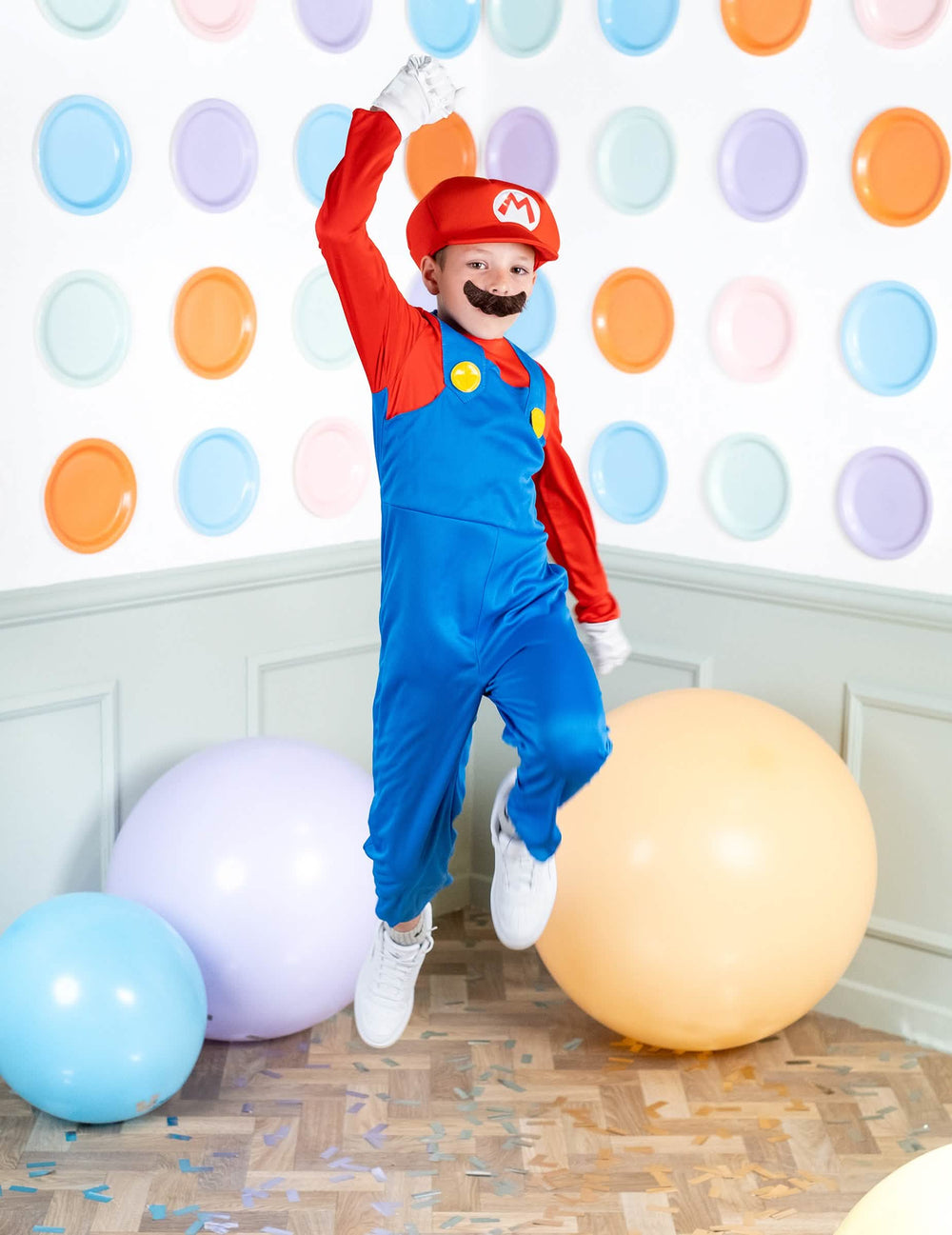 Sprednji pogled kostuma z oprijeto obleko Mario