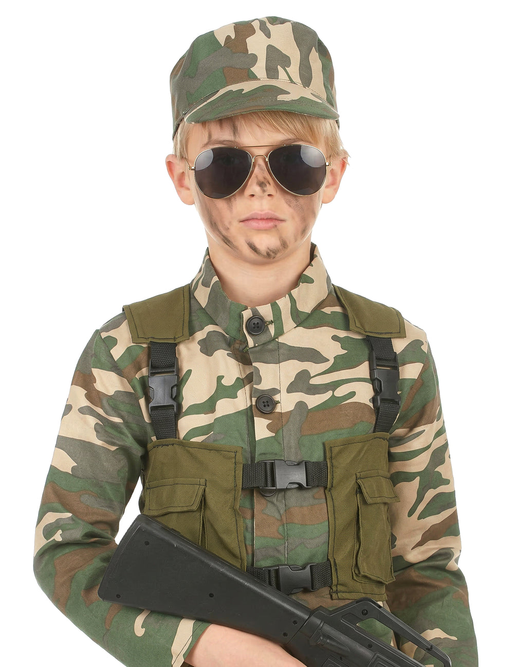 Gros plan sur les accessoires et le haut du déguisement militaire pour garçon