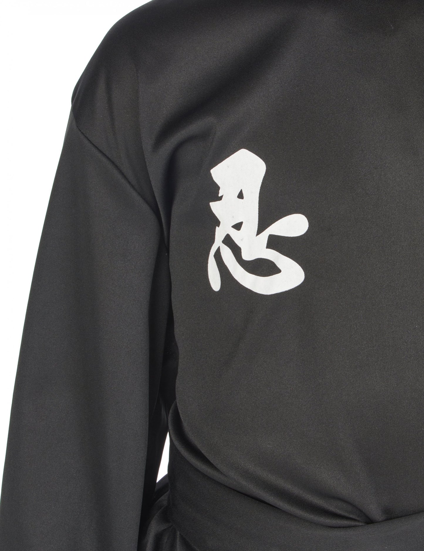 Podrobnost belega ideograma na prsih kostuma ninja komandosa