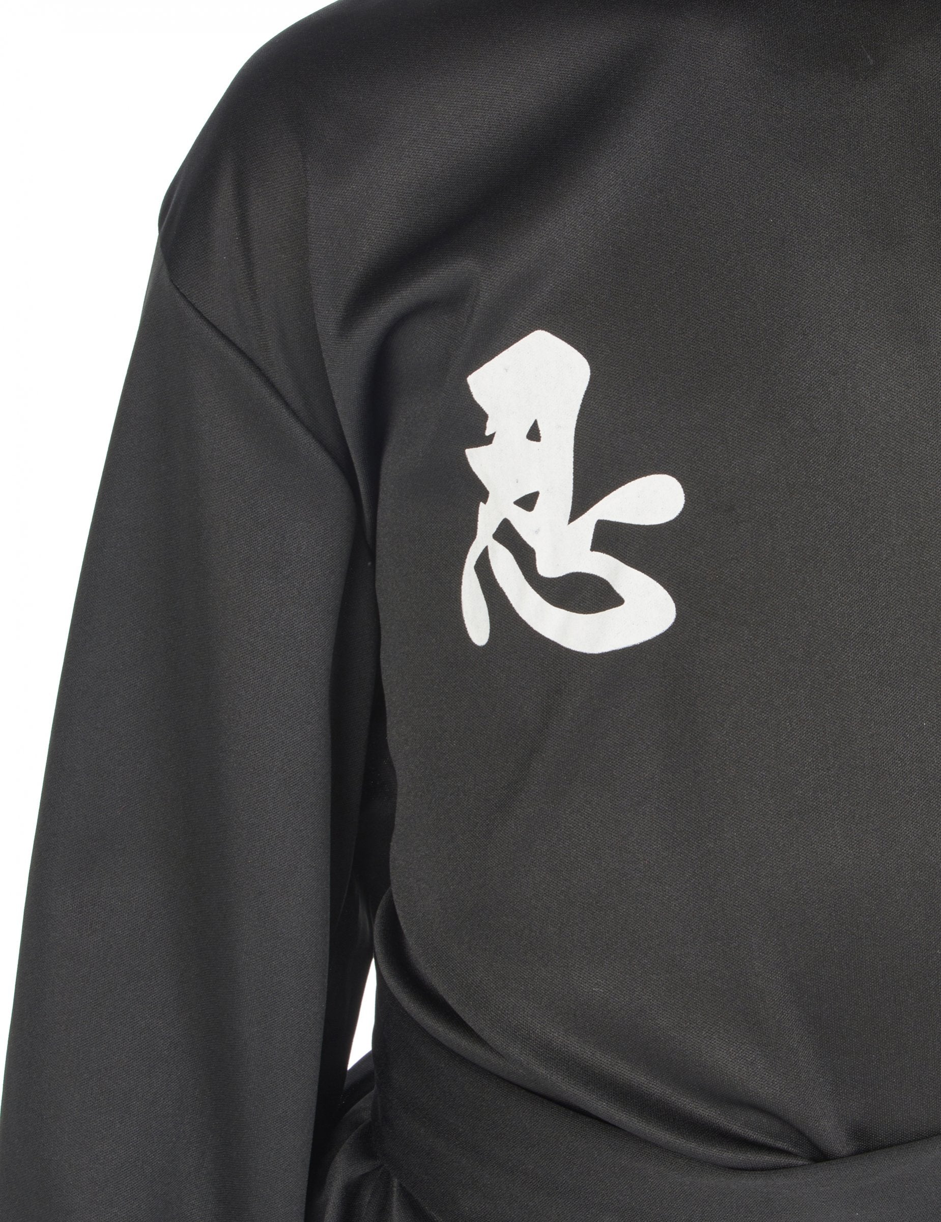 Podrobnost belega ideograma na prsih kostuma ninja komandosa