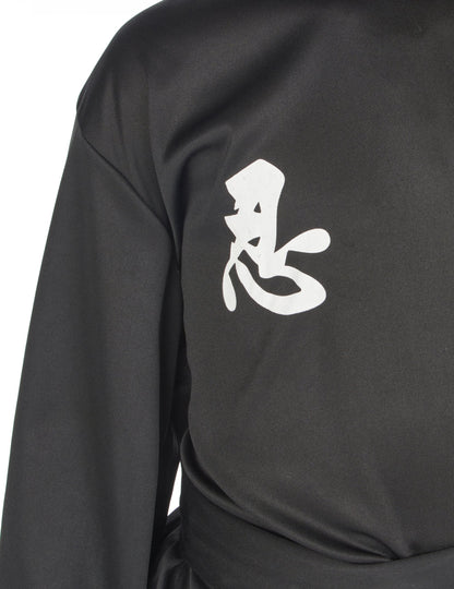 Podrobnost belega ideograma na prsih kostuma ninja komandosa