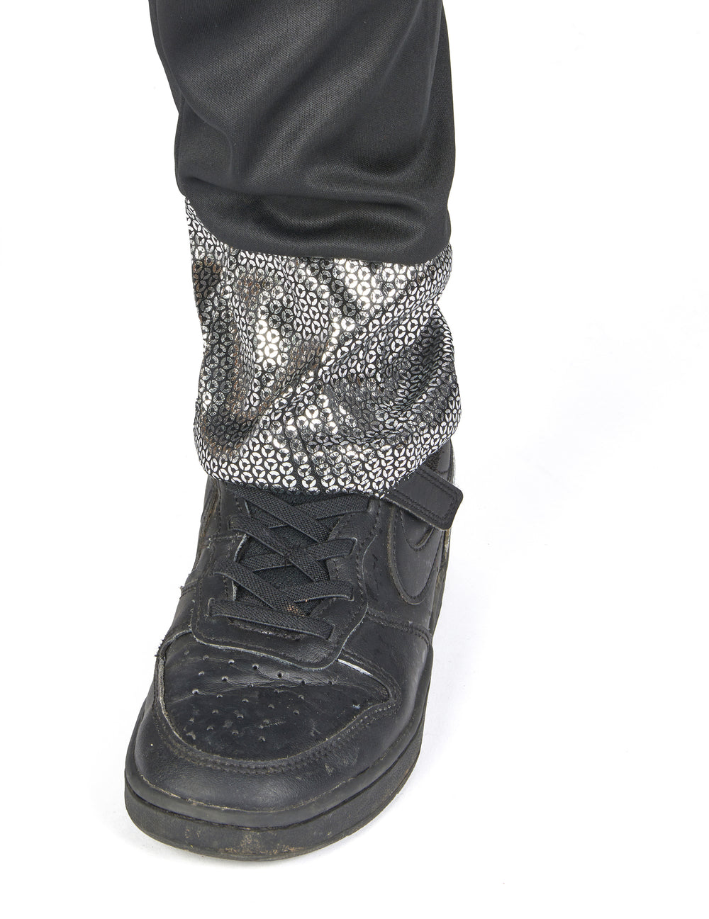 Détail du bas de pantalon argenté du déguisement ninja dragon jaune
