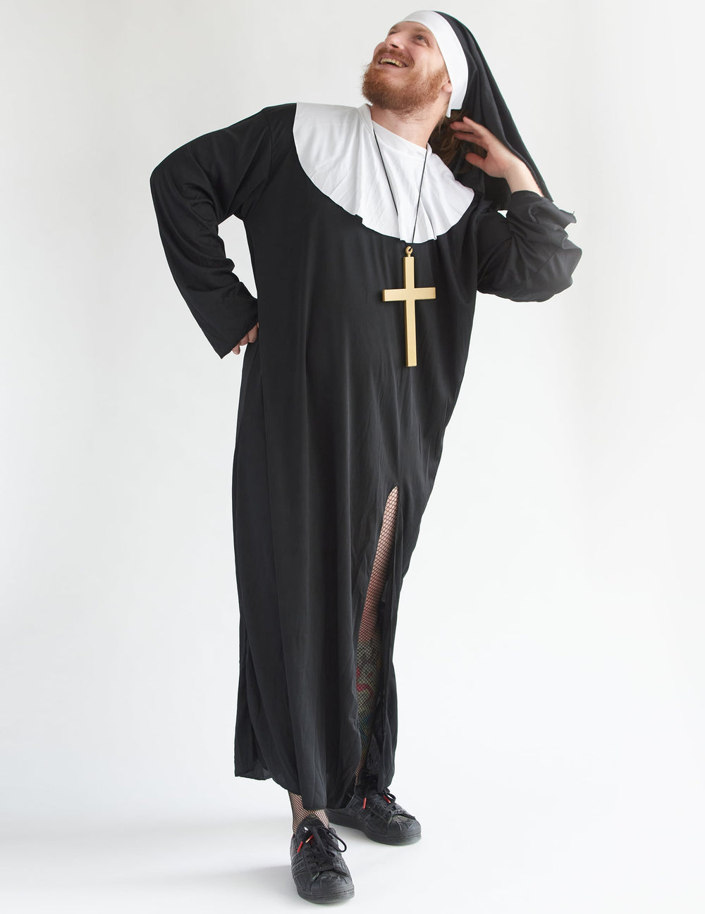 Pose décontractée avec main sur la tête du déguisement de nonne humoristique