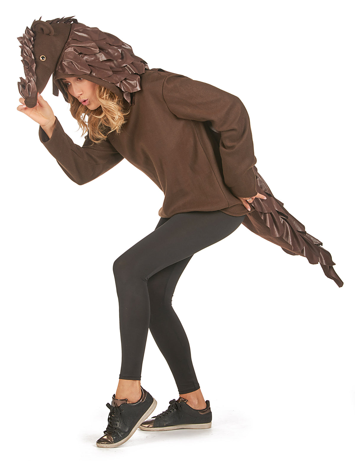 Détail de la capuche et de la queue du déguisement de pangolin pour adulte