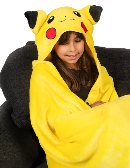 Mise en situation du déguisement plaid polaire à capuche Pikachu Pokémon™
