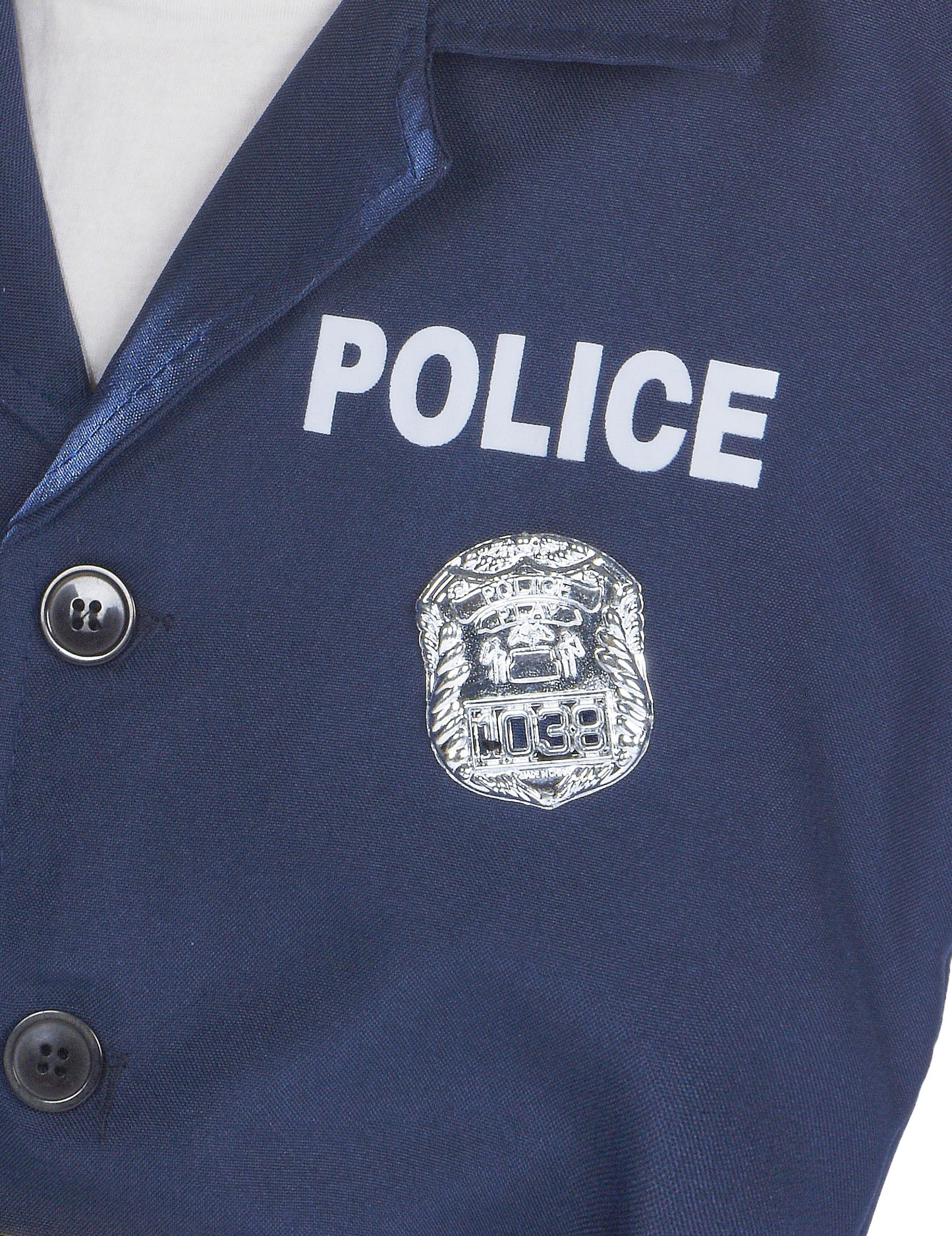 Pogled od blizu na napis POLICIJA in insignijo luksuznega policijskega kostuma