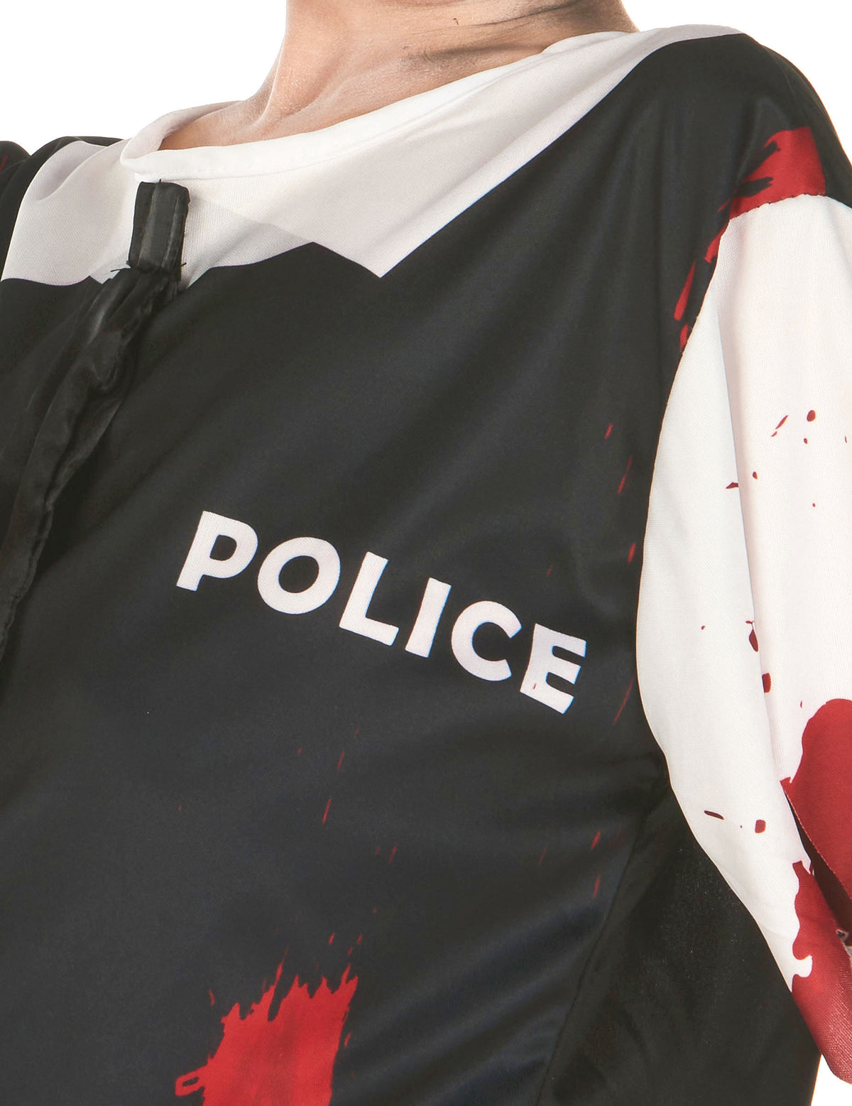 Gros plan sur l'inscription POLICE ensanglantée du déguisement de policier zombie pour enfant