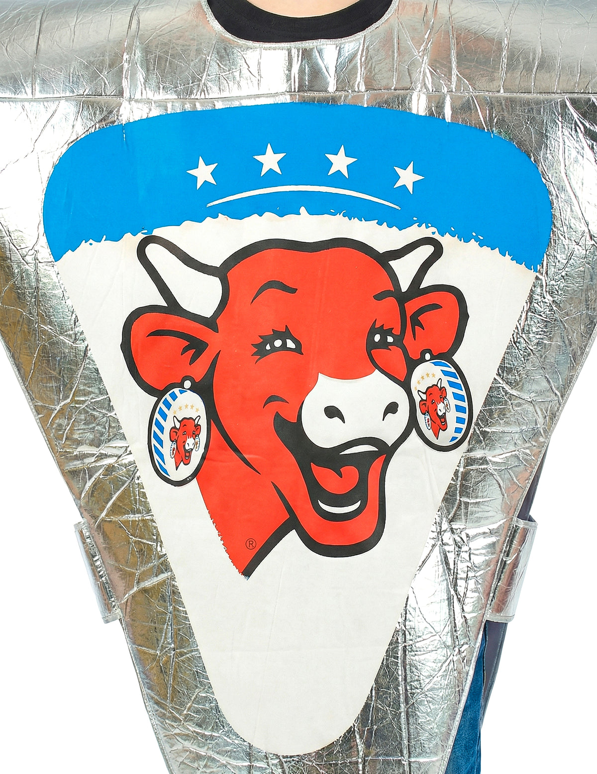 Gros plan sur le logo du déguisement portion de Vache qui rit
