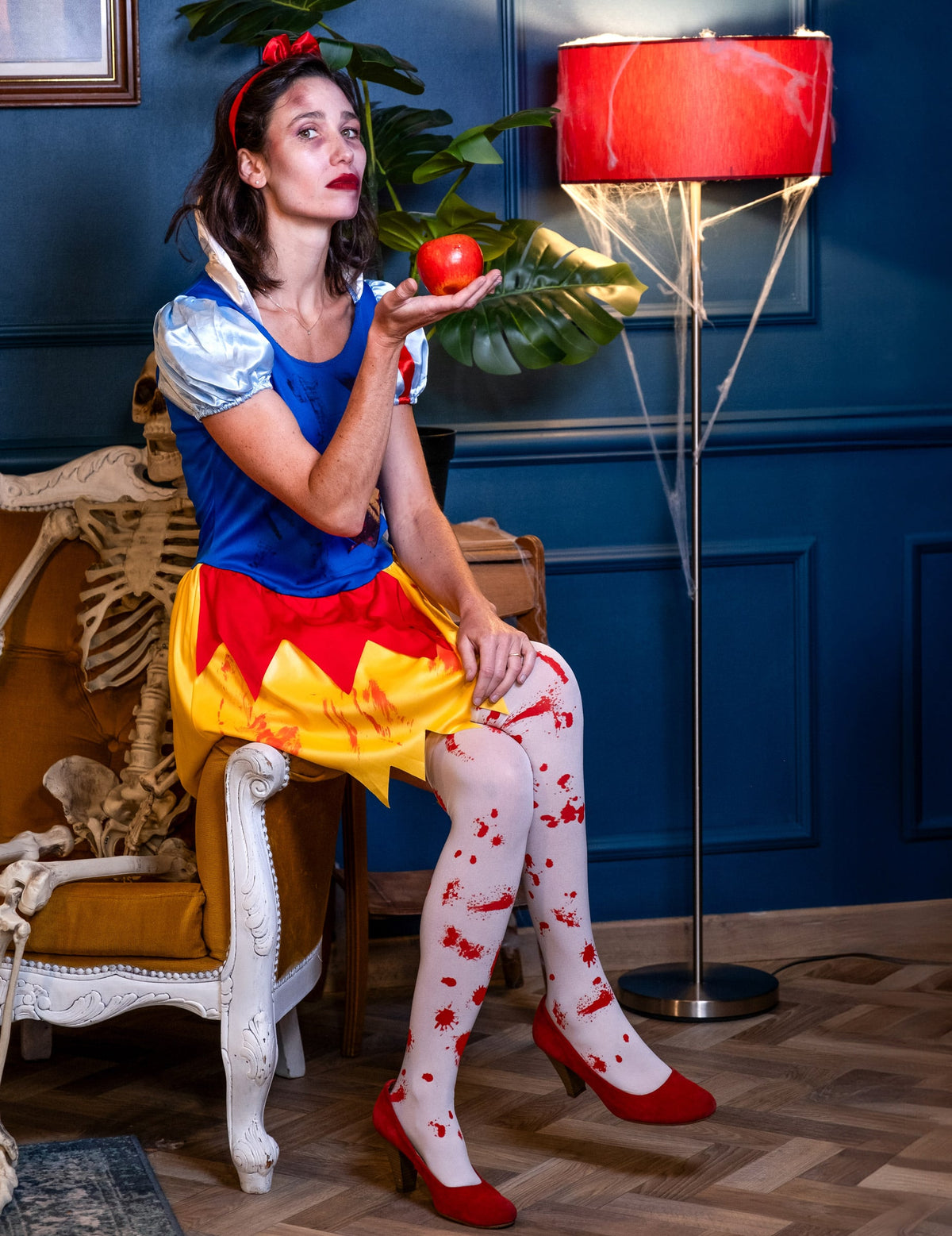 Déguisement de princesse empoisonnée en sang pour femme bleu et jaune avec collants blancs ensanglantés