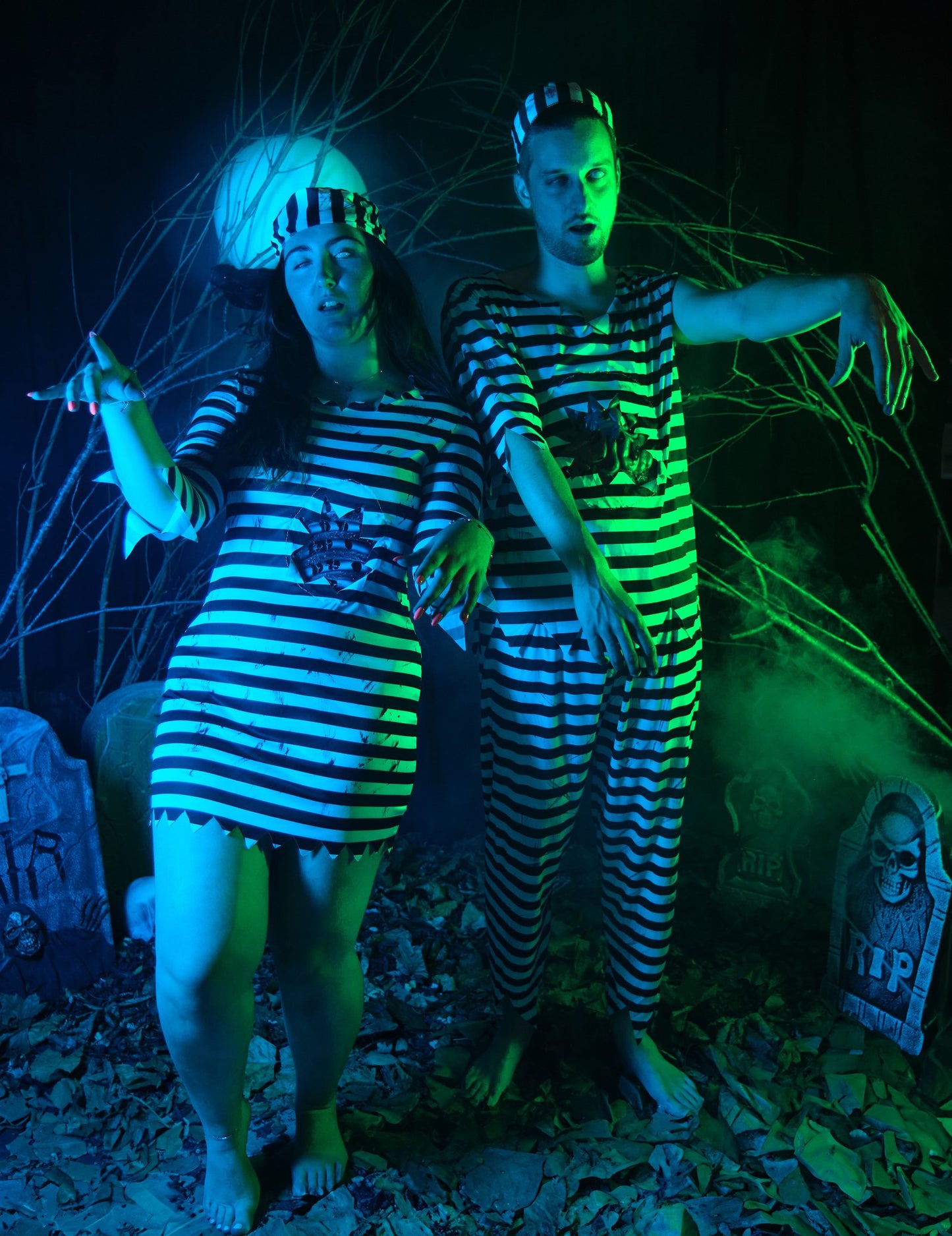 Mise en situation effrayante dans un cimetière du déguisement prisonnier zombie effrayant pour homme