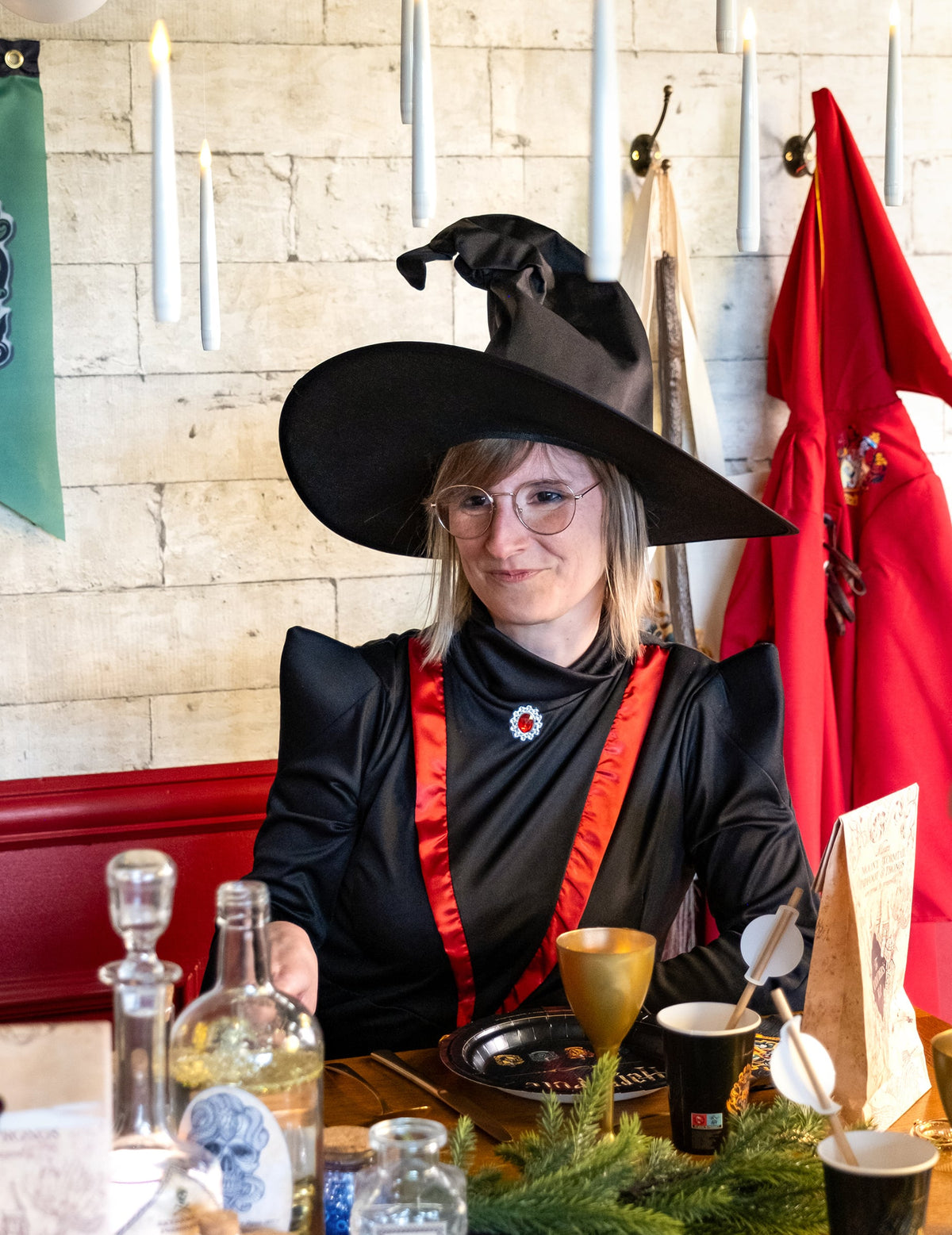 Gros plan sur le buste et le chapeau du déguisement professeur de magie pour femme