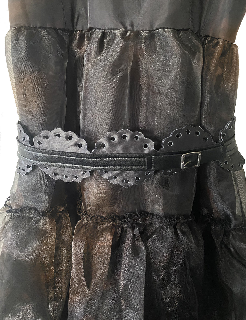 Détail de la ceinture et de la taille du déguisement robe de bal Mercredi Addams