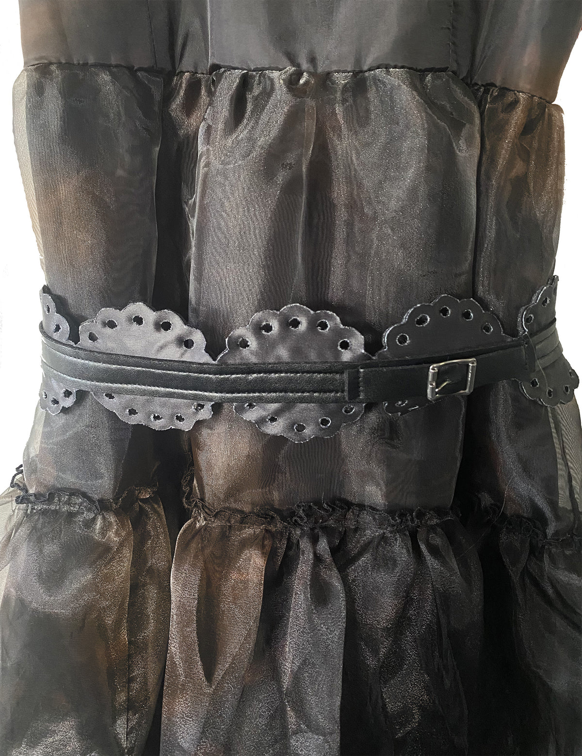 Détail de la ceinture et de la taille du déguisement robe de bal Mercredi Addams