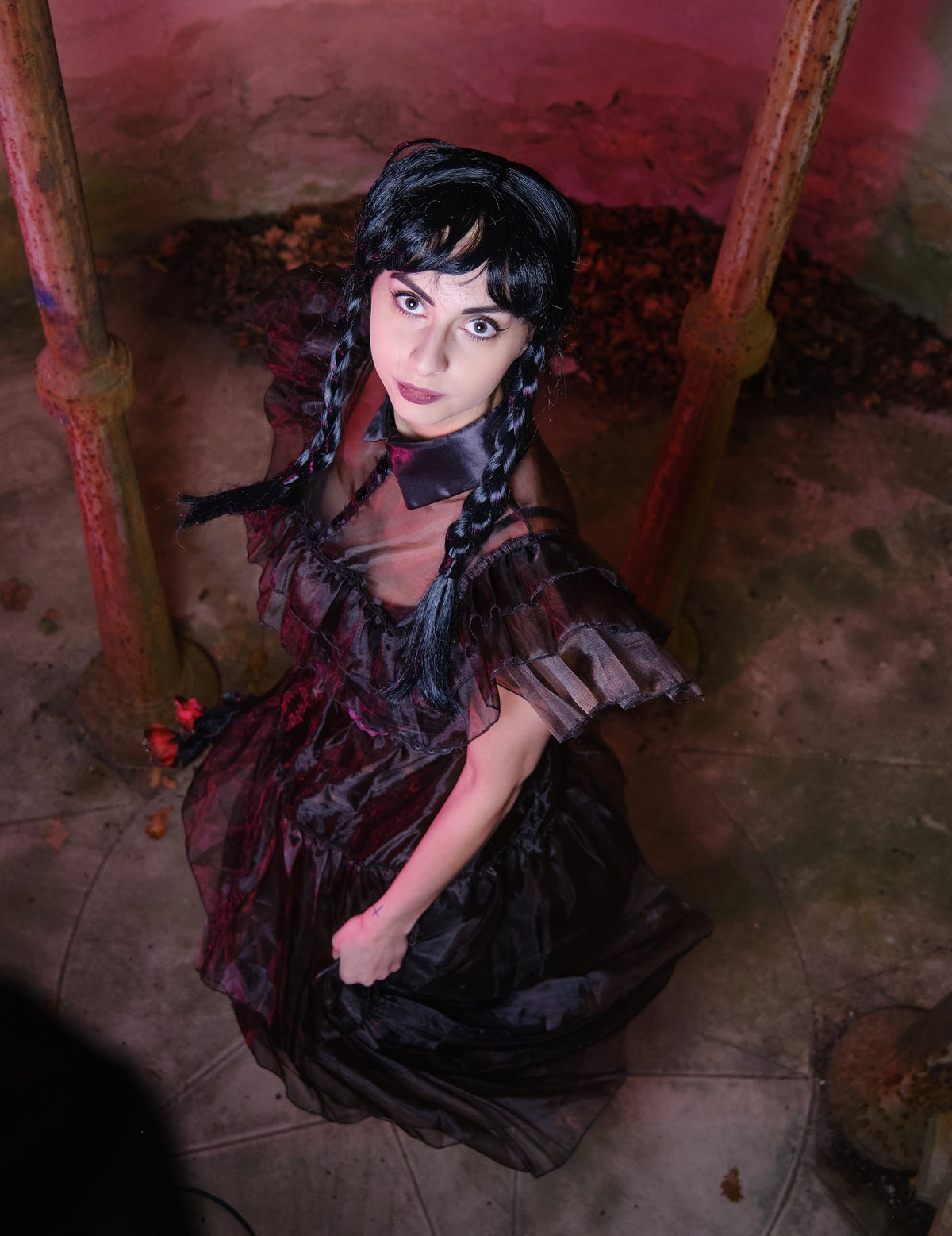 Vue plongeante du déguisement robe de bal Mercredi Addams