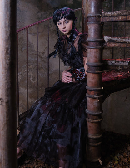 Mise en scène dans un escalier du déguisement robe de bal Mercredi Addams