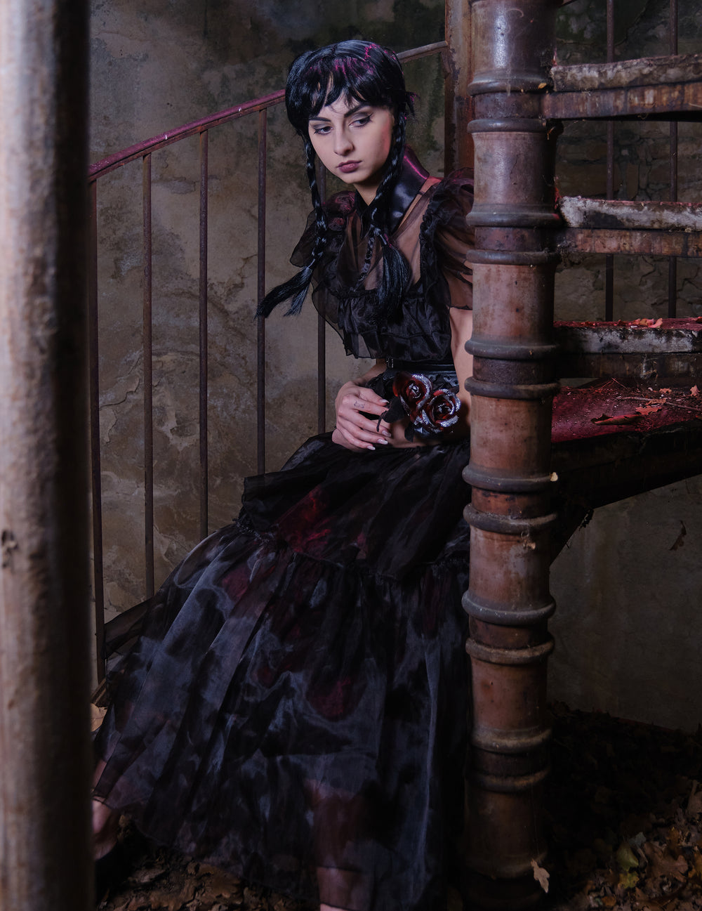 Mise en situation du déguisement robe de bal Mercredi Addams™