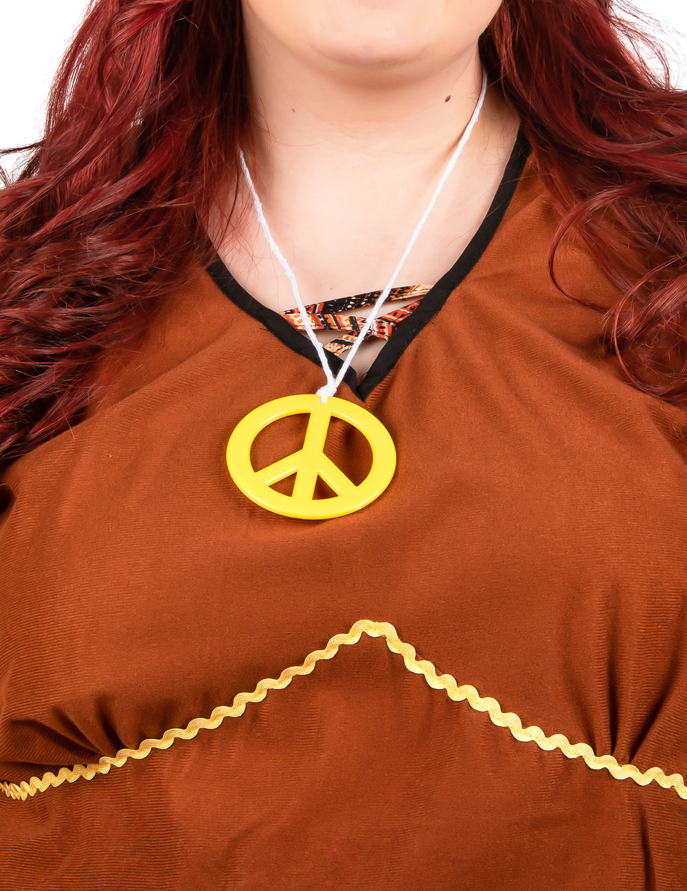 Détail du collier Peace and Love jaune du déguisement robe hippie longue femme grande taille