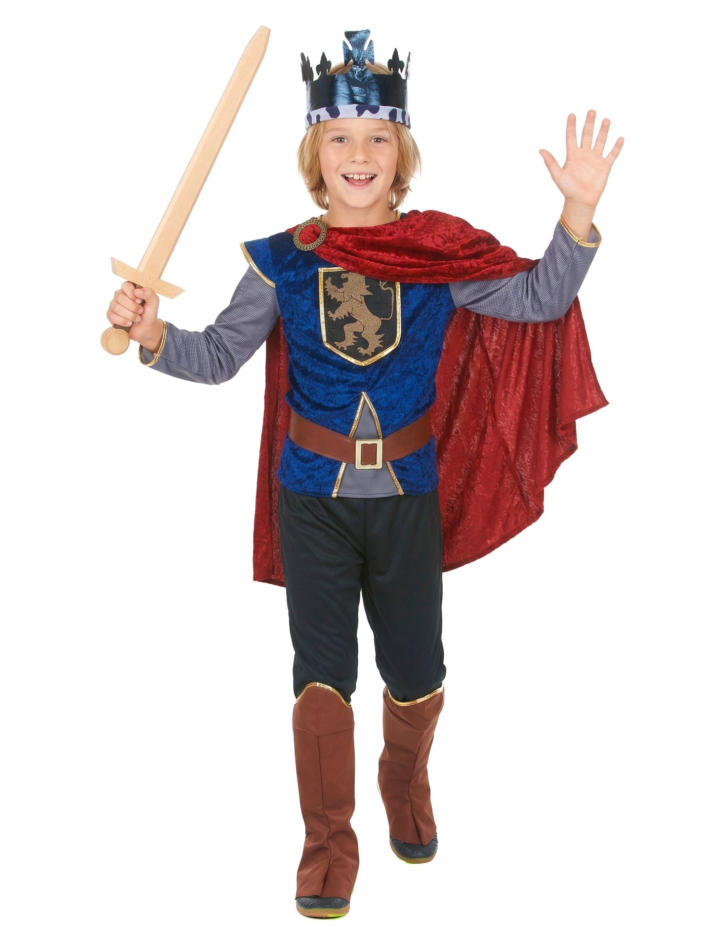 Épée en bois tenue par l'enfant du déguisement de roi médiéval effet velours