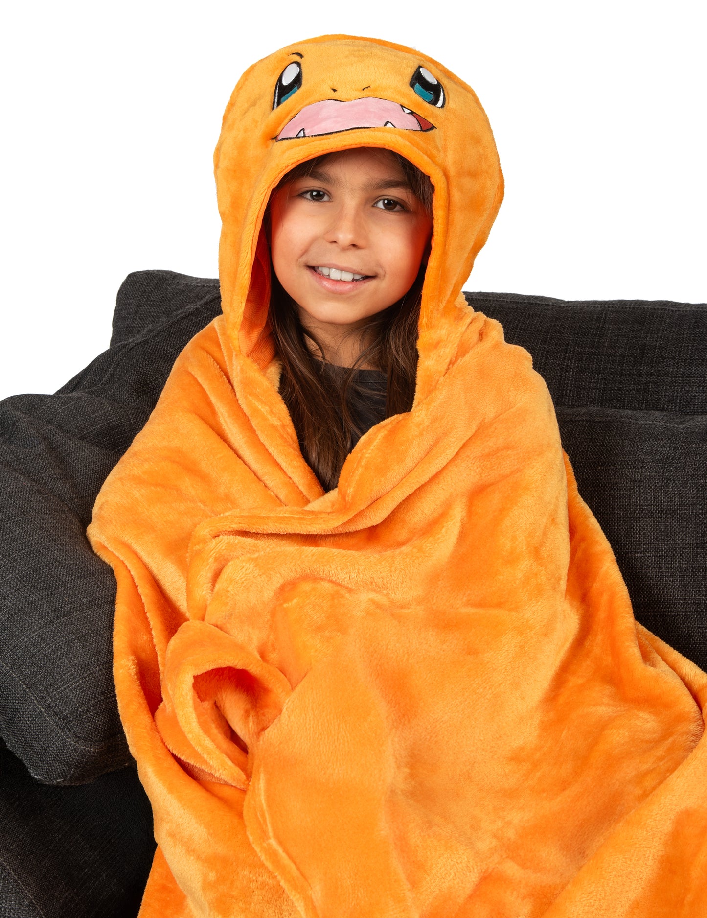 Vue de face de l'enfant assis dans le déguisement plaid polaire à capuche Salamèche Pokémon