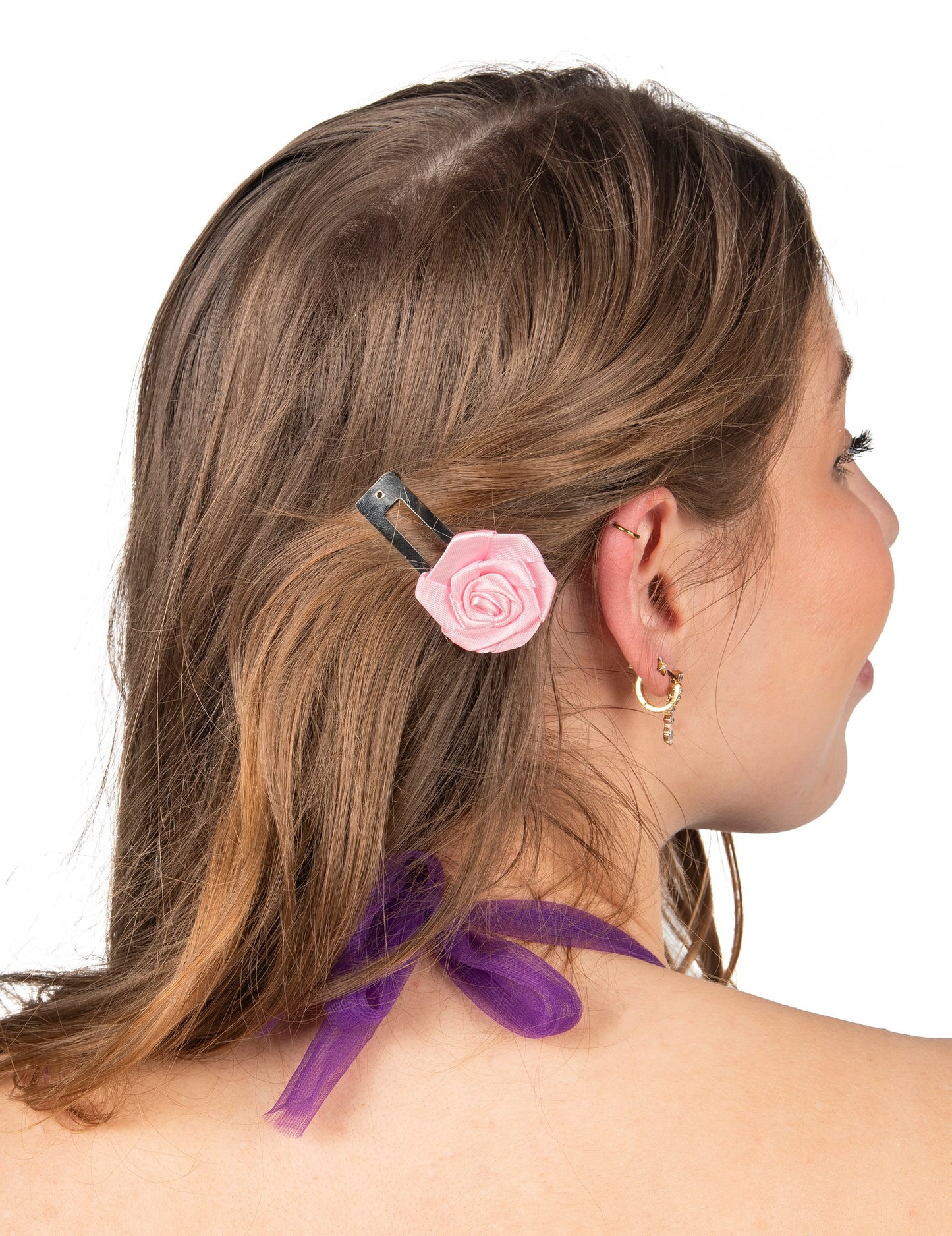 Détail de la barrette à cheveux rose du déguisement de sirène