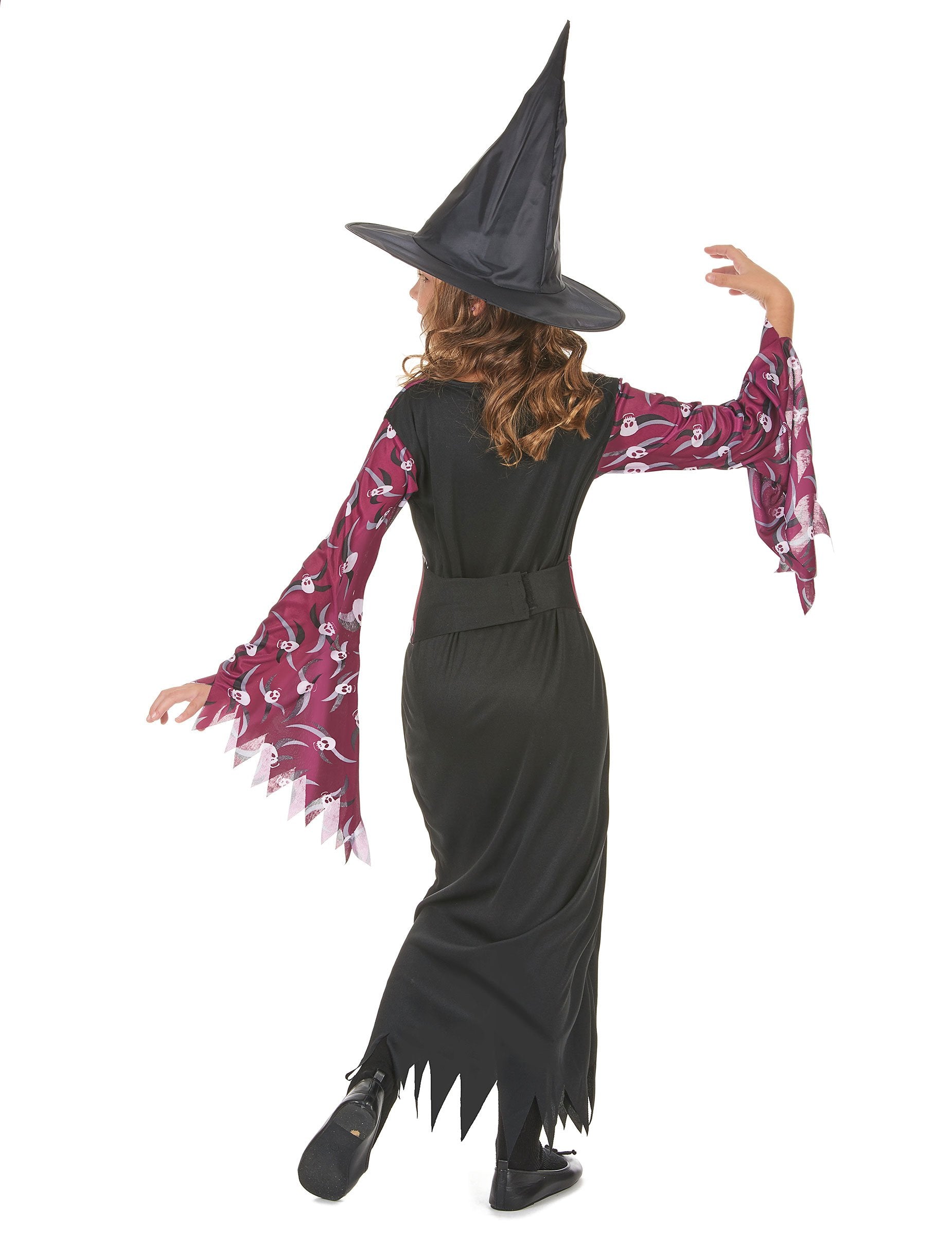 Pogled zadaj na pustno obleko čarovnice s klobukom