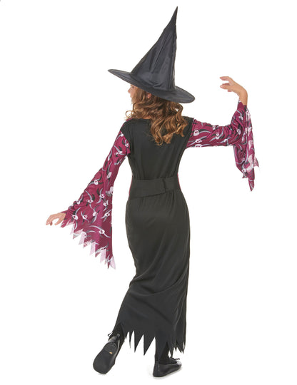 Pogled zadaj na pustno obleko čarovnice s klobukom