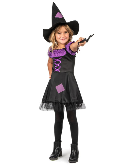 Violeta čarovnica preoblečena s klobukom