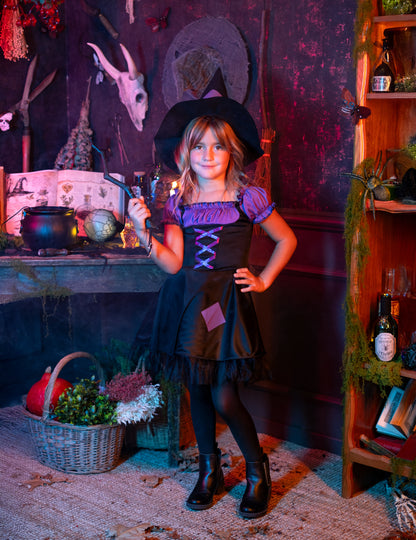 Violeta čarovnica preoblečena s klobukom