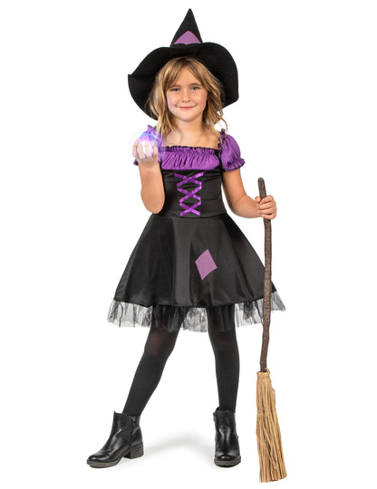 Violeta čarovnica preoblečena s klobukom