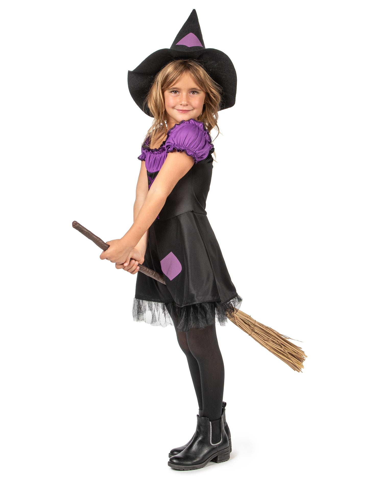 Violeta čarovnica preoblečena s klobukom