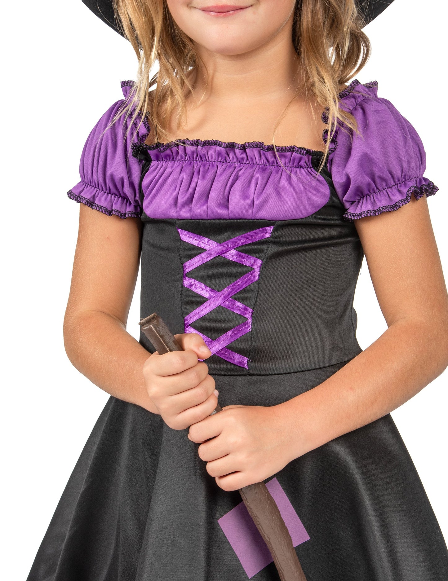 Violeta čarovnica preoblečena s klobukom