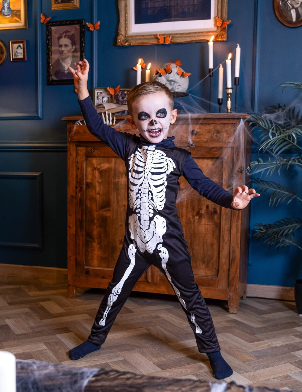 Strašljiva poza klasične skeletne kostumke za otrok